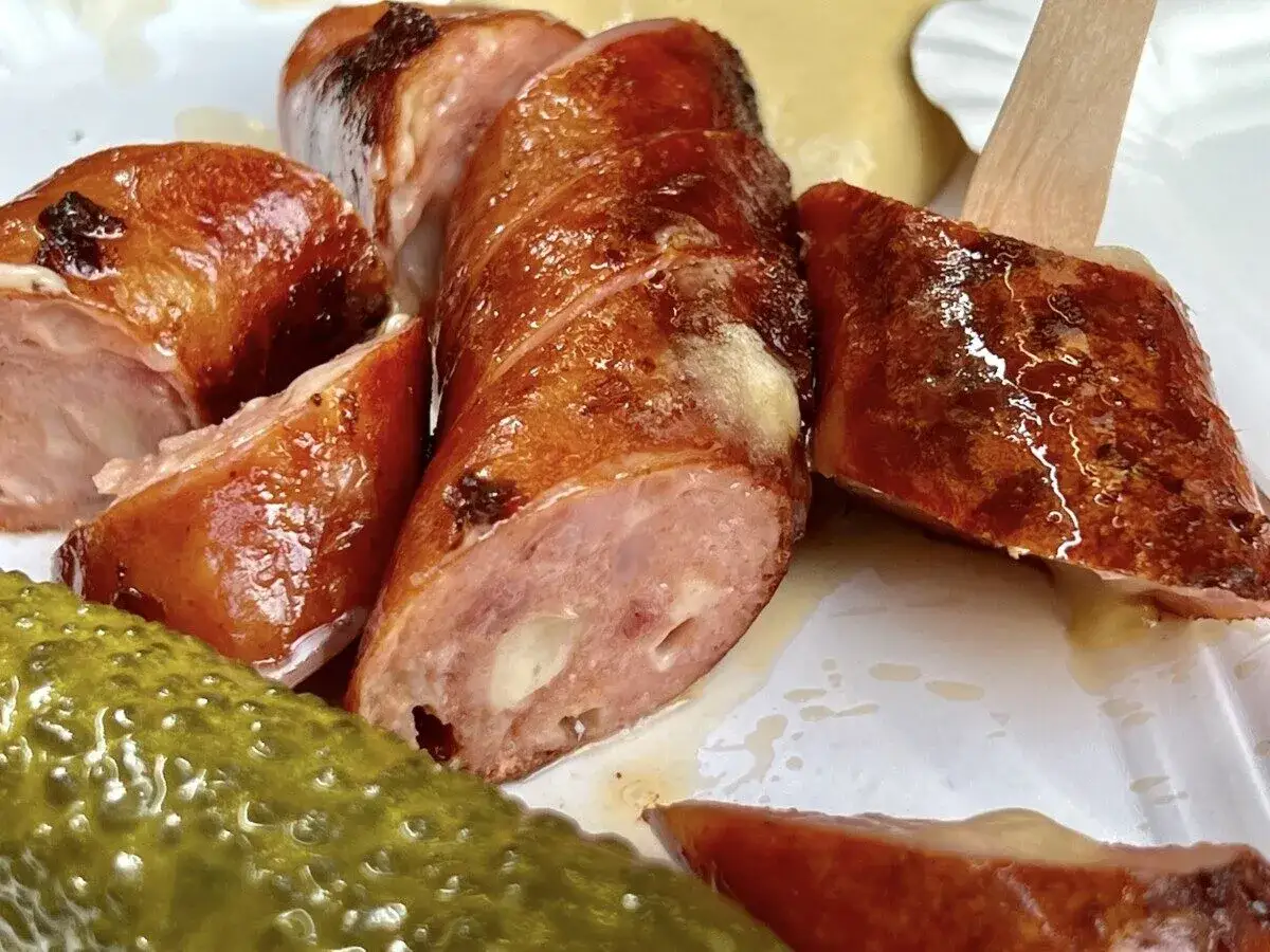 Wiedeński street food Naschmarkt kiełbaski