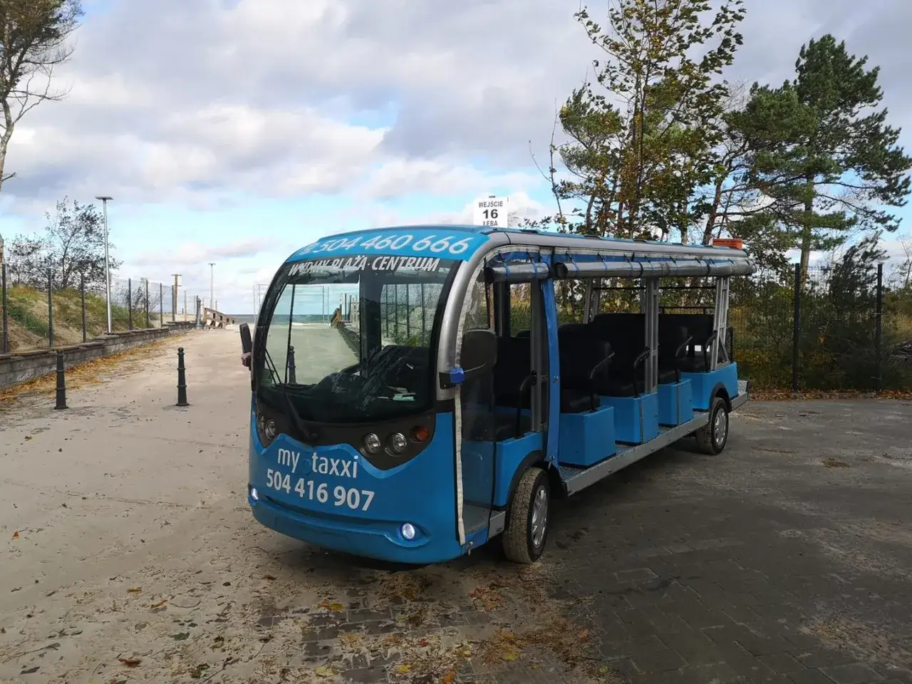 Meleks w Łebie, turyści na rowerach