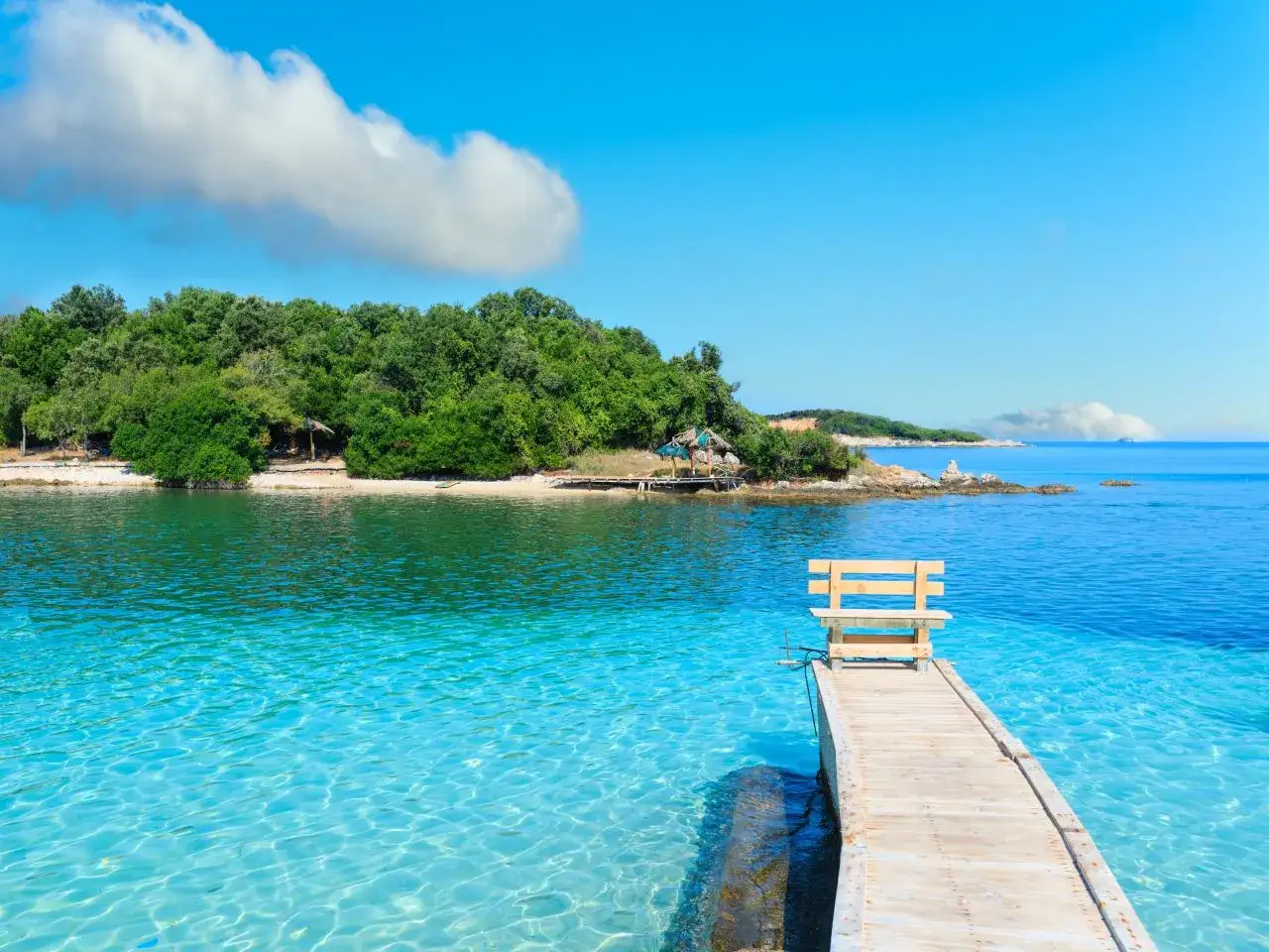 Piękna plaża w Albanii, idealna na wakacje. Ceny są przystępne, a widoki zapierają dech w piersiach.