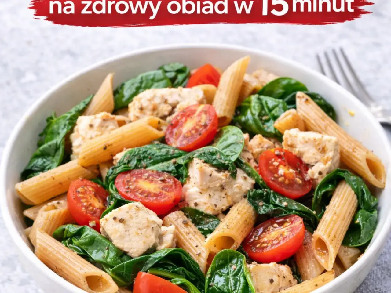 Makaron pełnoziarnisty z kurczakiem, szpinakiem i pomidorkami koktajlowymi. Idealny makaron na redukcji, szybki i zdrowy obiad.