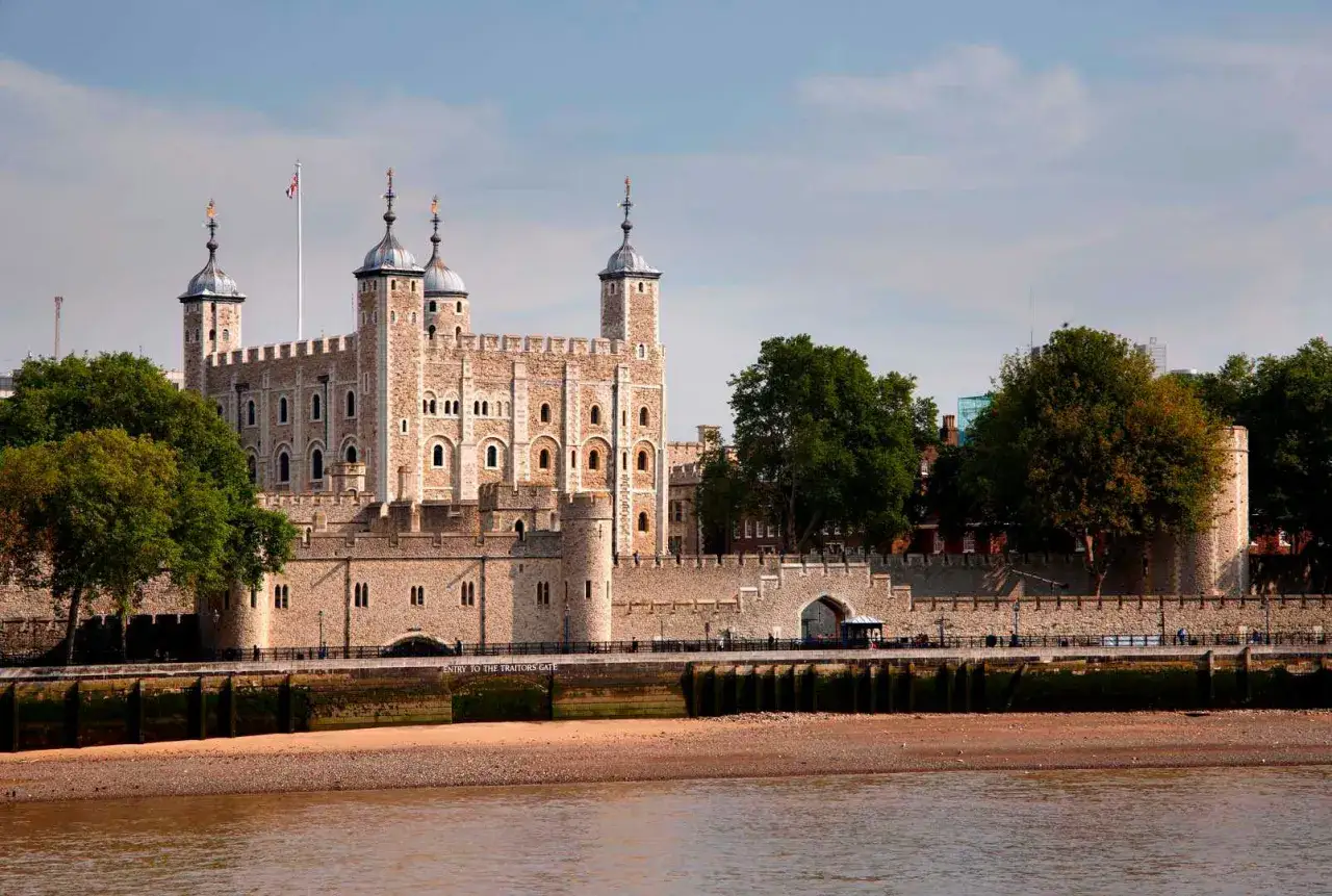 Tower of London, gdzie przechowywane są klejnoty korony brytyjskiej, z widokiem na Tamizę.