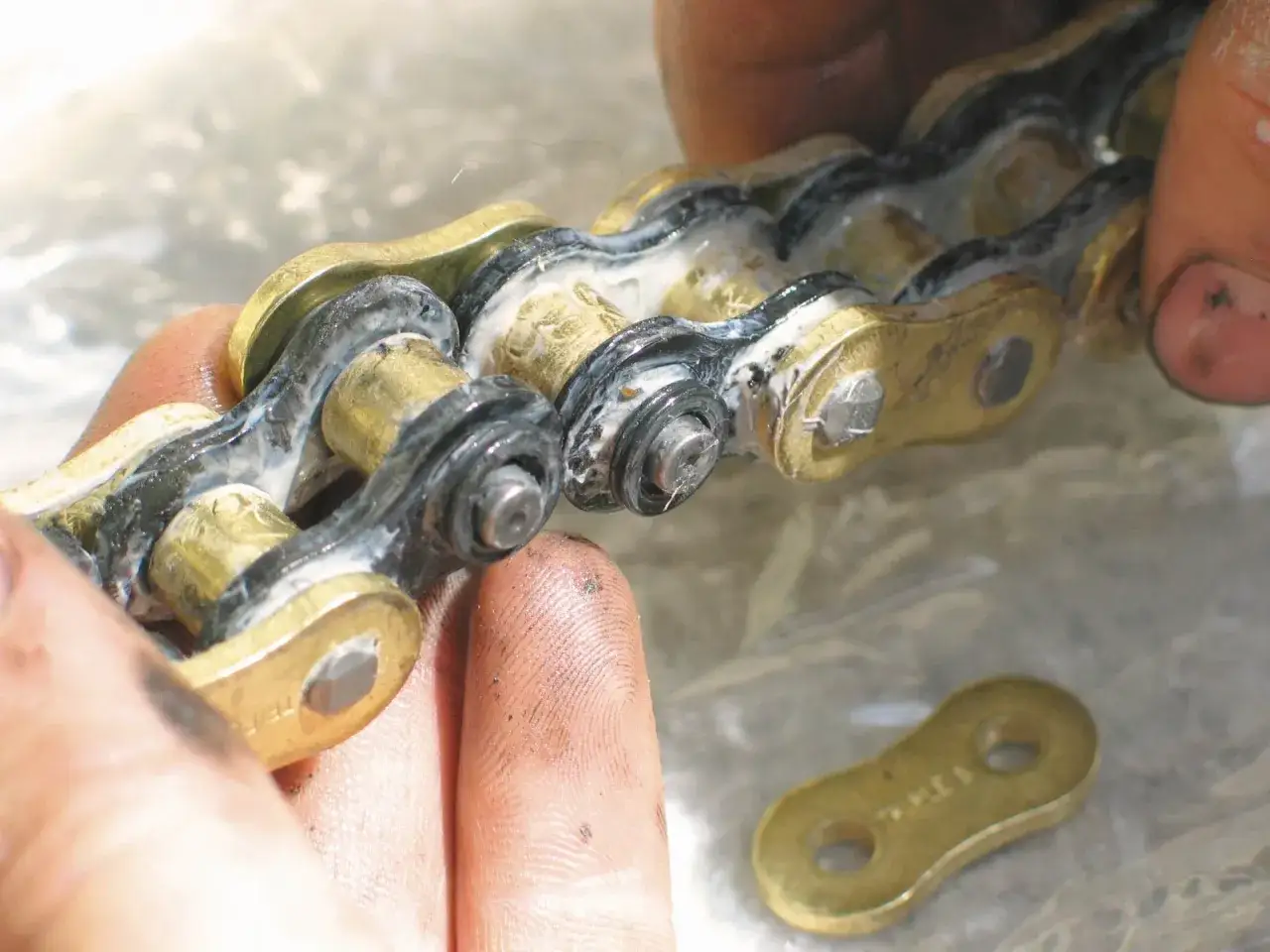 zerwany łańcuch motocyklowy skutki