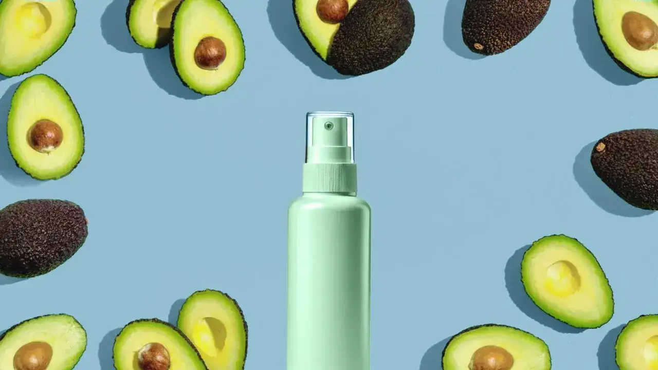 Awokado i buteleczka z atomizerem. Choć pestka awokado ma swoje zastosowania, istnieją też przeciwwskazania do jej używania.