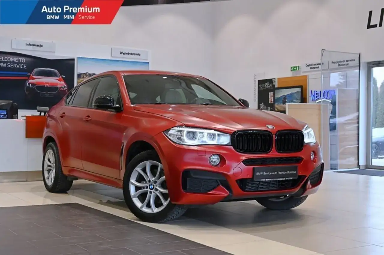 Czerwone BMW X6 w salonie Auto Premium Rzeszów. Oto moto marzeń, gotowe do jazdy.