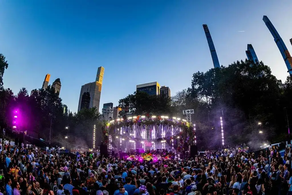 EDM Festival Bühne Menschen Menge