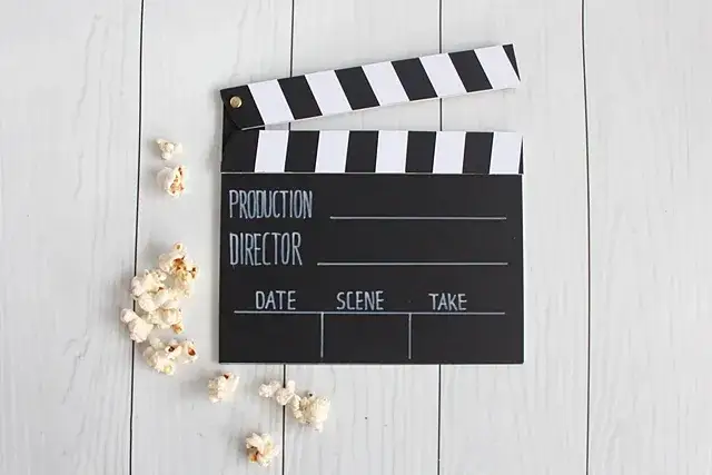 domowej roboty klaps filmowy z r&oacute;żnych materiał&oacute;w