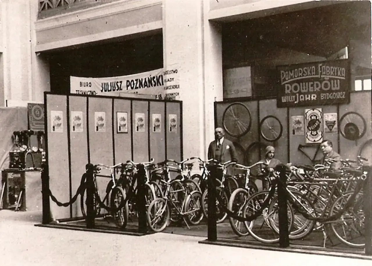 Wystawa rower&oacute;w firmy Romet. W tle baner 