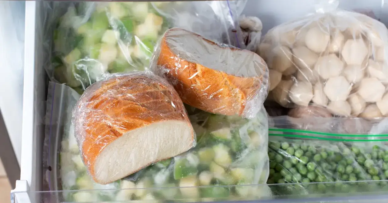 Chleb w zamrażarce, obok mrożonych warzyw. Czy mrożenie chleba obniża indeks glikemiczny?