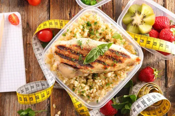 talerz z posiłkiem potreningowym białko węglowodany