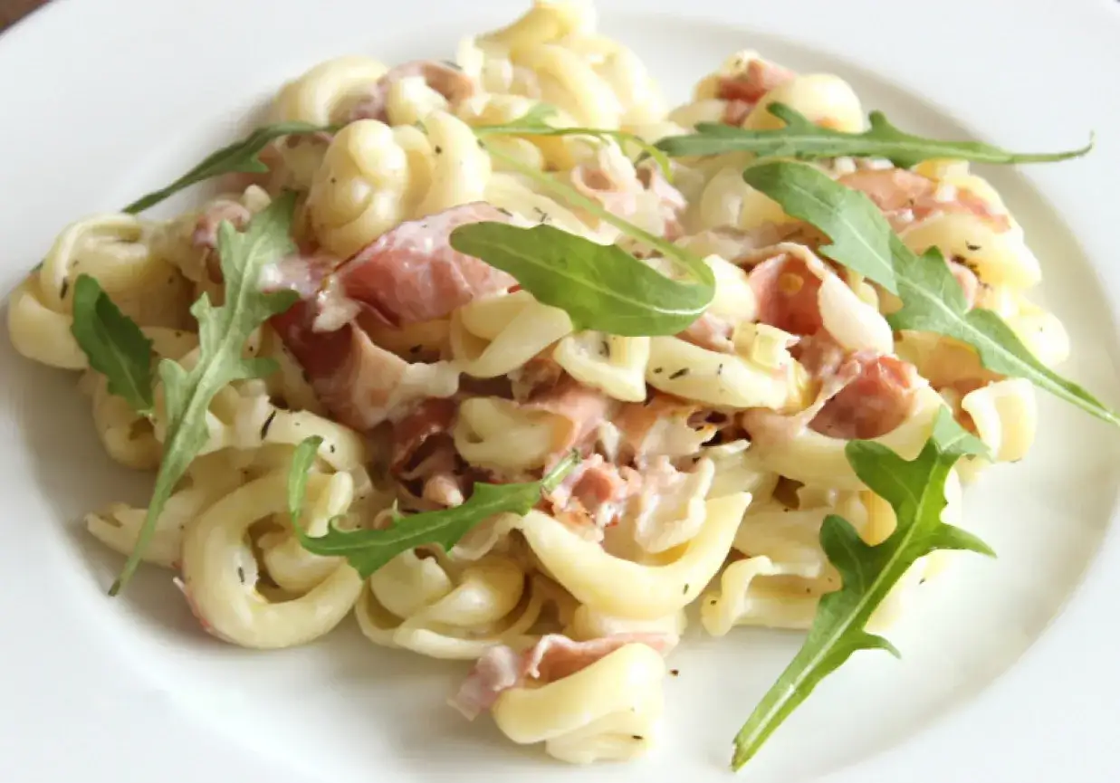 makaron z szynką i sosem śmietanowym