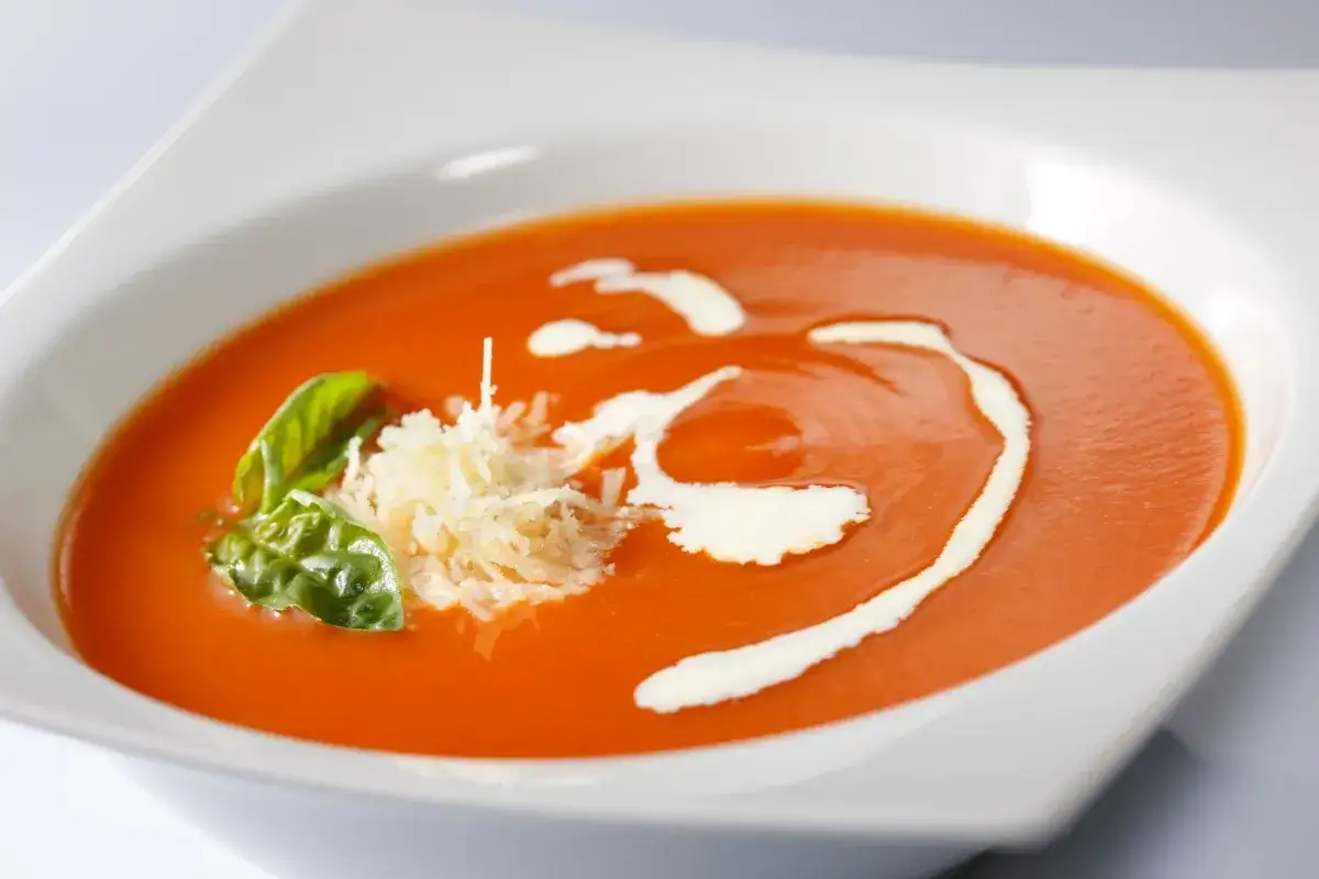 Pomidorowa z bazylią i parmezanem. Czy zupy mają dużo kalorii? Ta wygląda na lekką i zdrową.