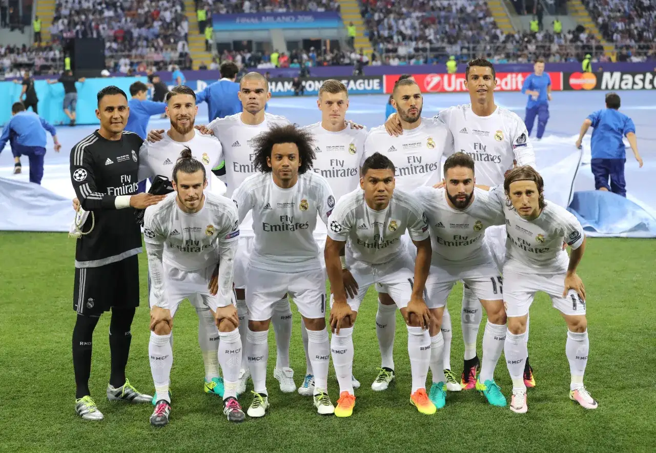 Drużyna Realu Madryt, która ma najwięcej Lig Mistrzów, pozuje do zdjęcia przed finałem w Mediolanie 2016.