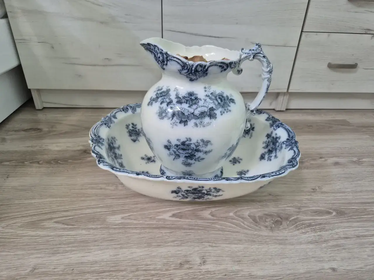 wiktoriańska toaleta poranna miska i dzbanek