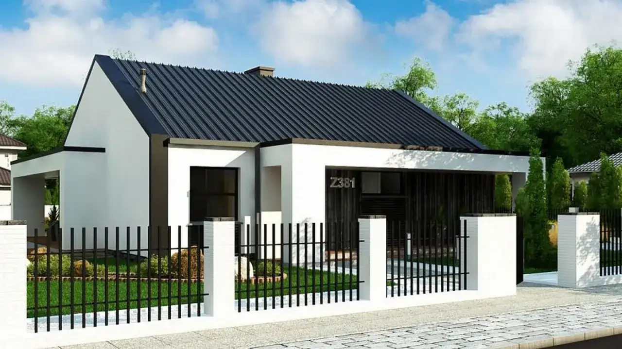 Nowoczesny dom z dachem dwuspadowym, białą elewacją i czarnym ogrodzeniem.