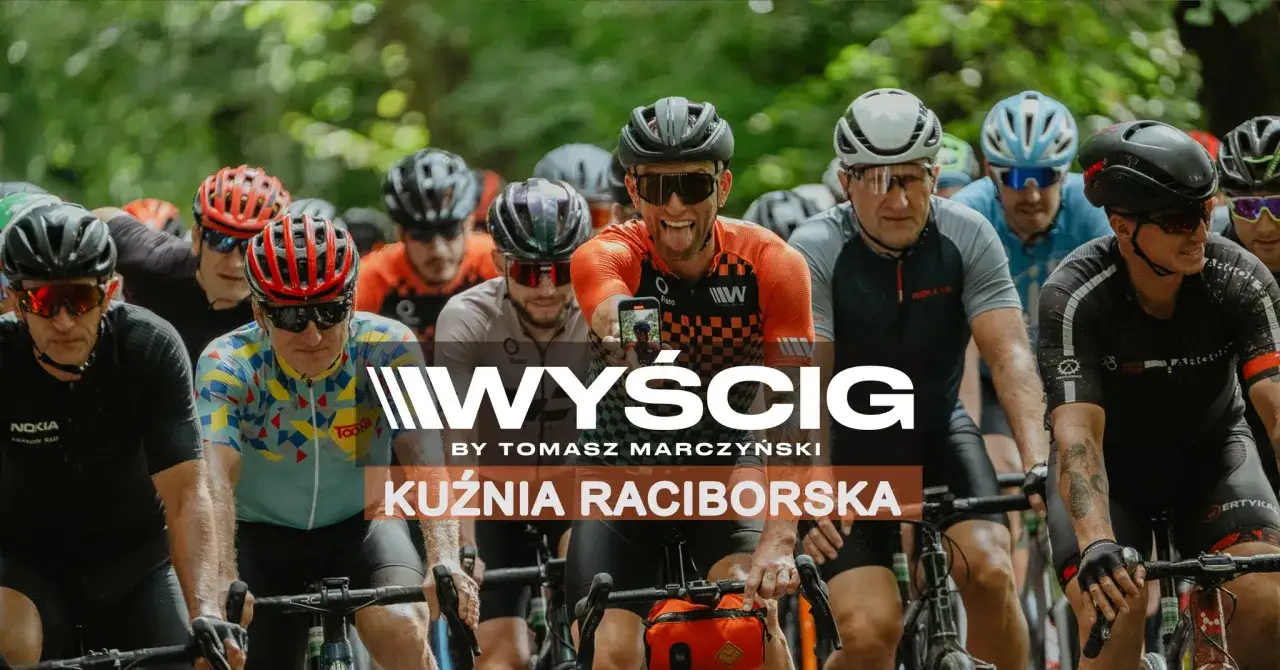 Kolarze w kaskach i okularach biorą udział w wyścigu gravelowym. Jeden z nich robi sobie selfie.