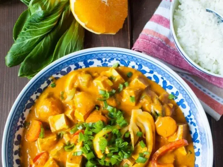 kolorowe warzywa do curry na desce do krojenia