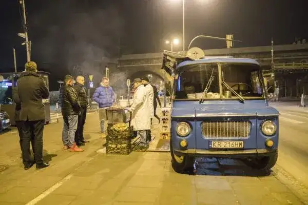 Niebieska Nysa 522 kiełbaski Kraków noc