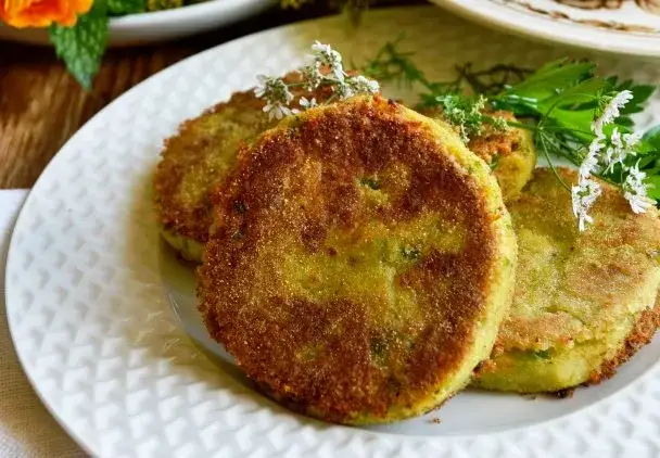 Tanie obiady wegetariańskie placki ziemniaczane kotlety soczewicy