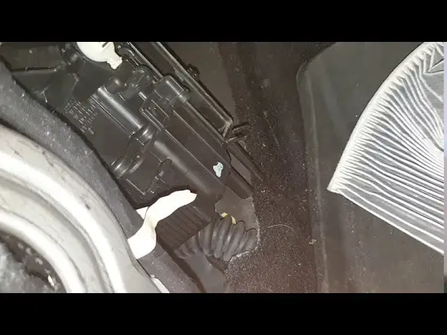 Jeep Cherokee KJ lokalizacja filtra kabinowego pod podszybiem