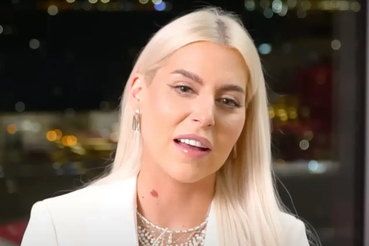 Blondynka w białej marynarce, z naszyjnikiem i kolczykami. W tle nocne miasto. Nie wiadomo, ile Julia von Stein ma lat.