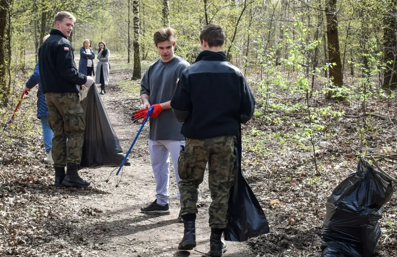 Ludzie sprzątający las, lokalna inicjatywa ekologiczna