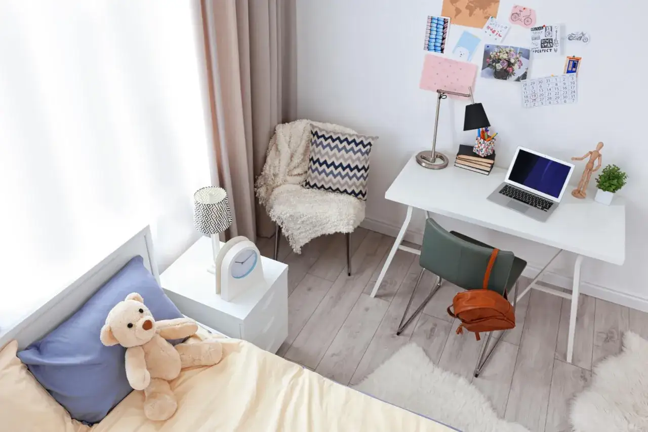 Idealne miejsce do nauki, biurko bez rozpraszaczy