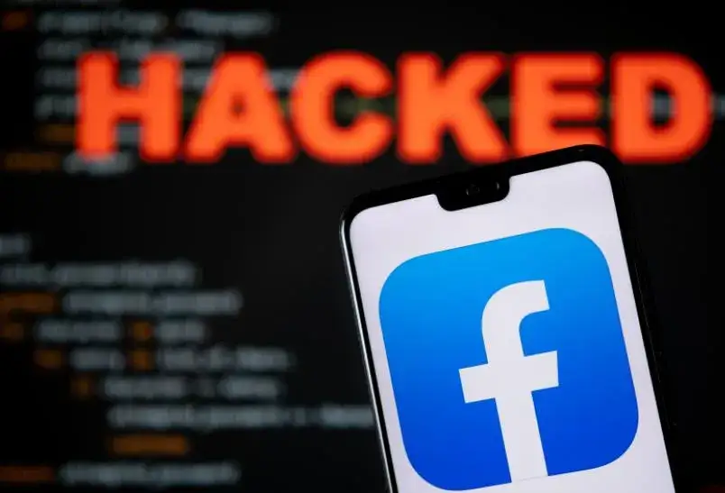 osoba panikująca przy komputerze, zhakowane konto facebook