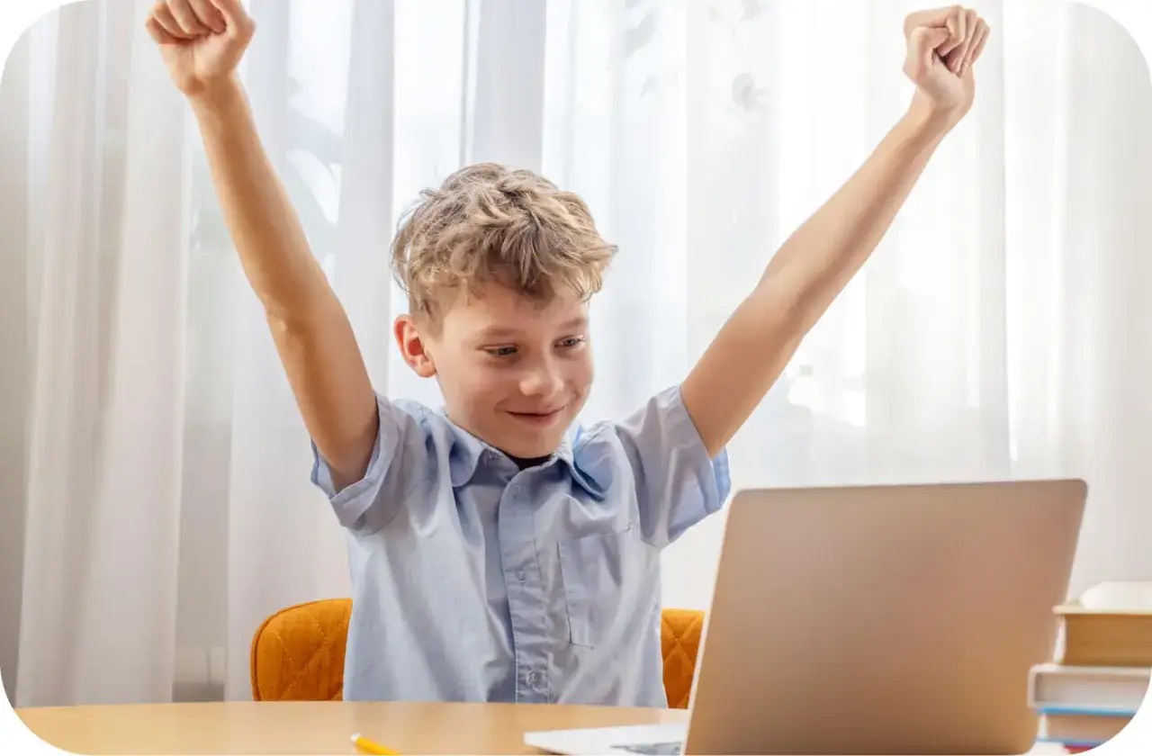 Uczeń korzystający z platformy e-learningowej