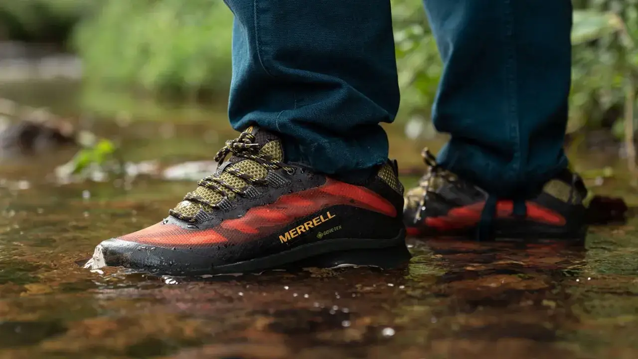 Buty Merrell z technologią Gore-Tex Extended Comfort wchodzą w wodę, zapewniając suchość i komfort podczas wędrówki.