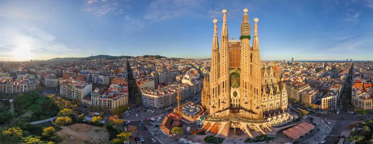 Panorama Rzymu z Koloseum lub Barcelony z Sagrada Familia