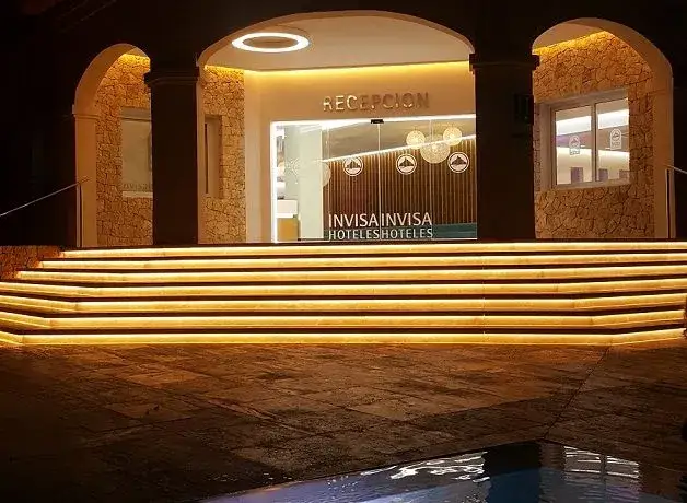 Recepcja hotelowa nocą