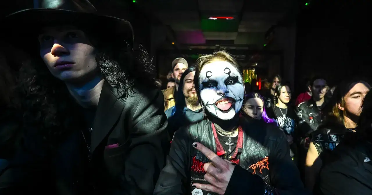 Tłum na Mystic Festival 2026, z przodu osoba z makijażem klauna, z boku mężczyzna w kapeluszu.