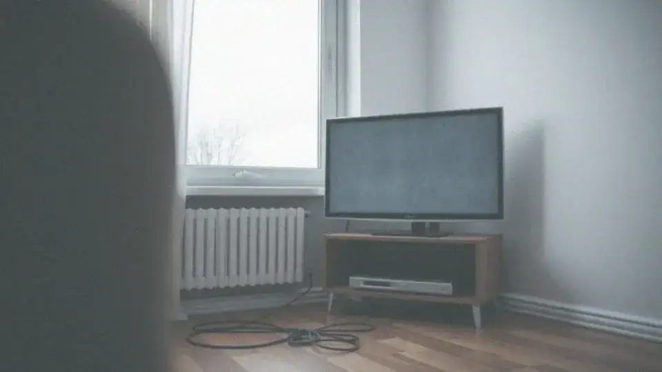 Ekran telewizora z komunikatem brak sygnału