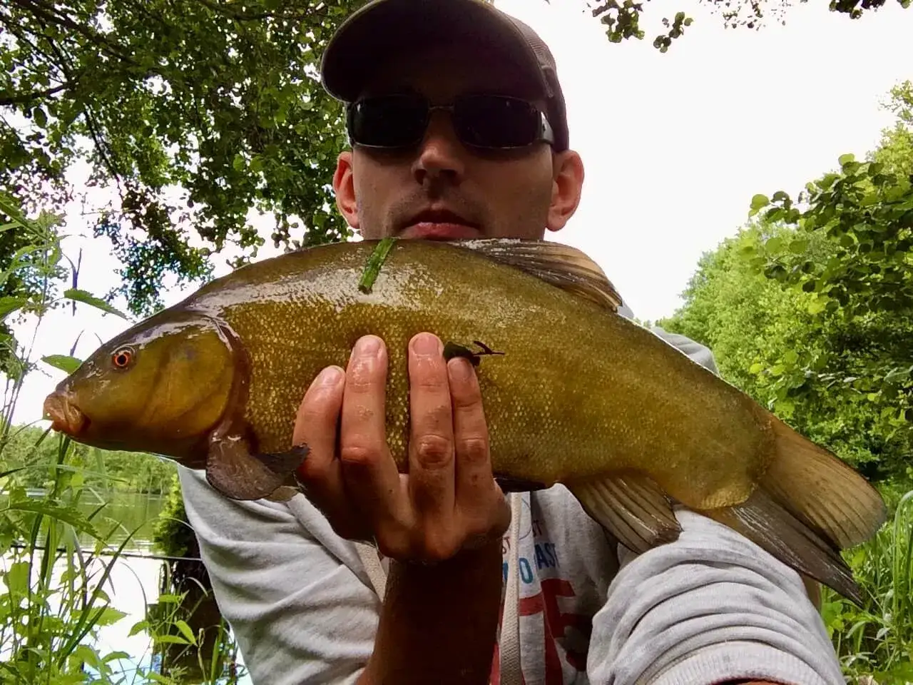 Wędkarz zacięcie lina na spławik