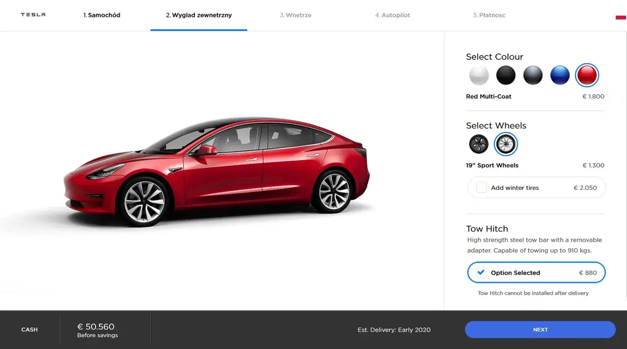 Konfiguracja czerwonej Tesli. Cena początkowa 50.560 &euro;, z opcją haka holowniczego za 880 &euro;. Sprawdź, ile kosztuje Tesla z dodatkami.