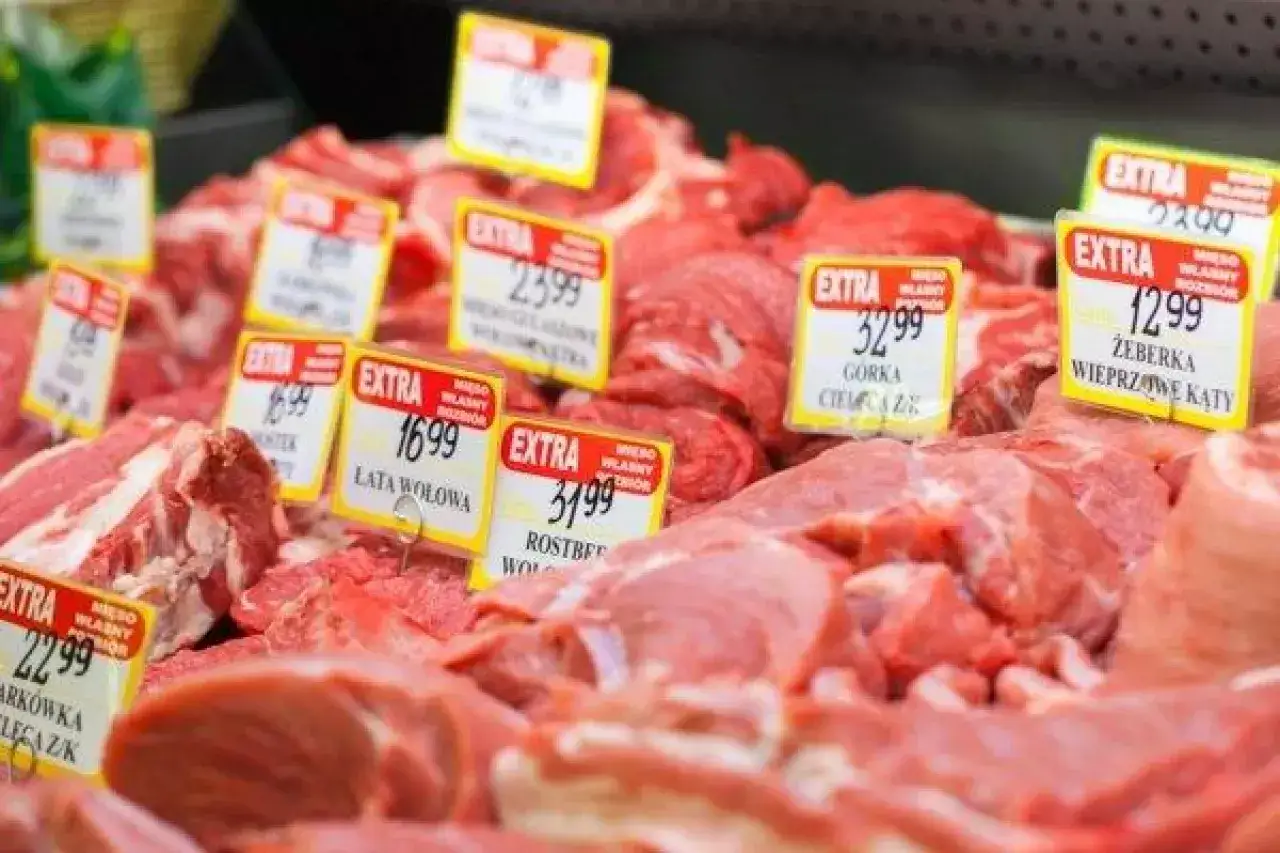 wyb&oacute;r kark&oacute;wki w sklepie mięsnym
