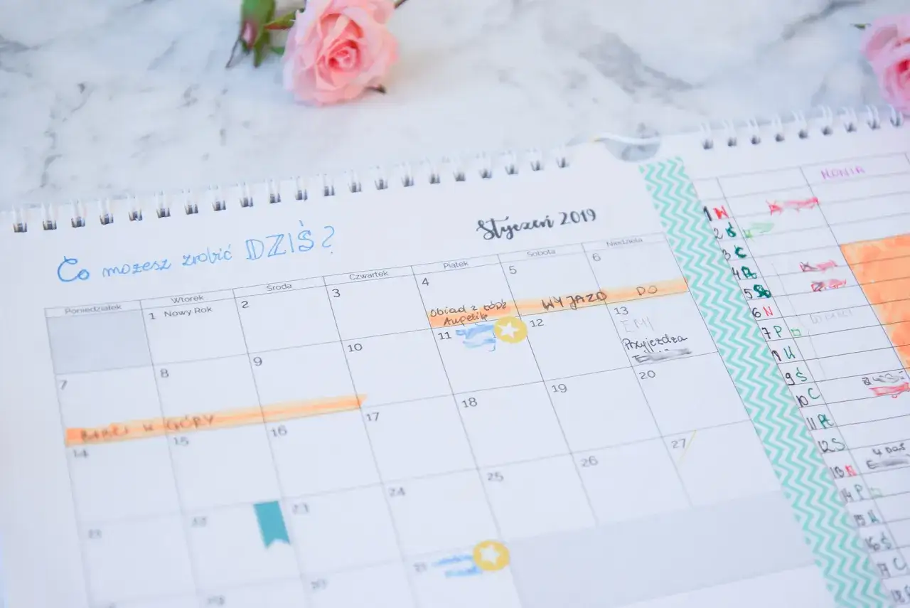 Rodzic z dzieckiem, kalendarz, praca