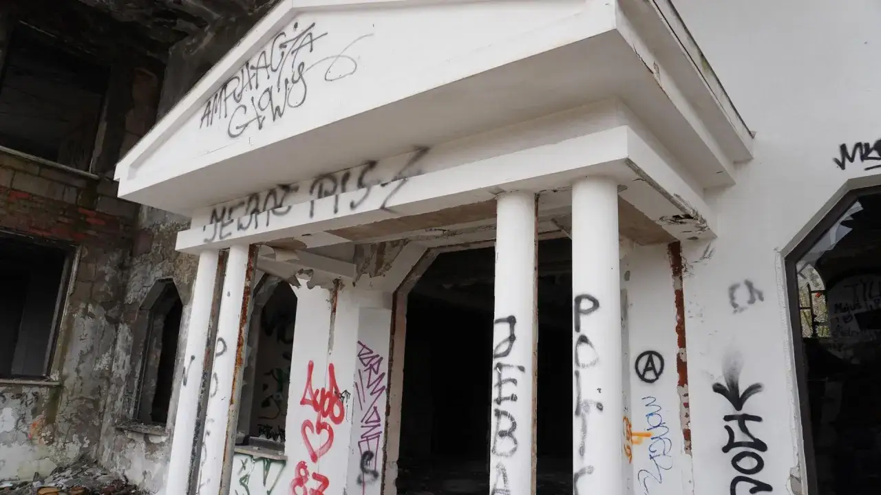 Dawny hotel Murat w Redzie, zniszczony i pokryty graffiti.