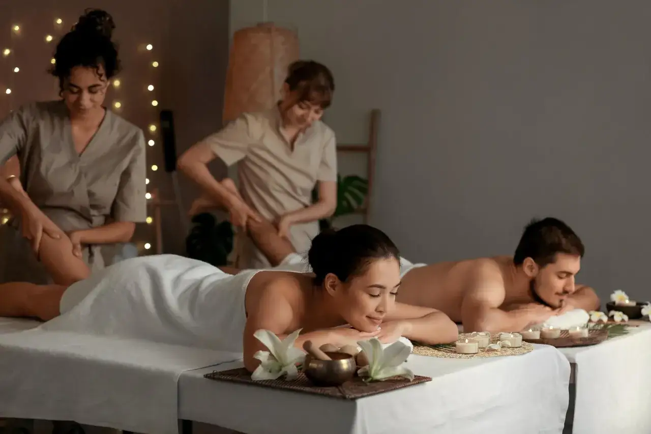 Para ciesząca się egzotycznym rytuałem spa