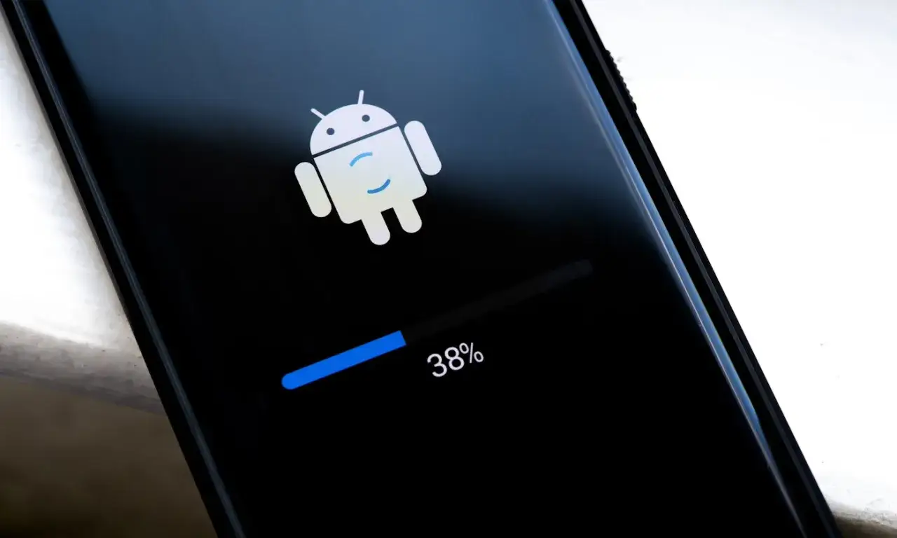 Ekran telefonu z logo Androida i paskiem postępu 38%. To wizualizacja tego, jak zaktualizować Androida.