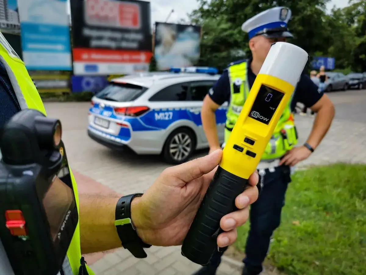 Policjant z alkomatem