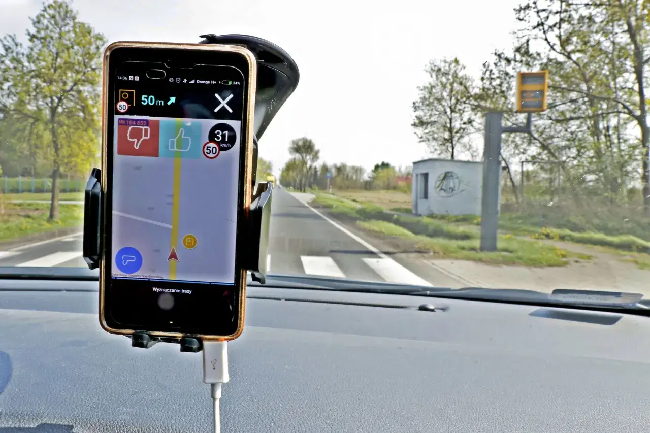 Telefon z nawigacją Yanosik pokazuje ograniczenie prędkości 50 km/h, a kierowca jedzie 31 km/h. Czy Yanosik jest legalny? Tak, aplikacja jest legalna.