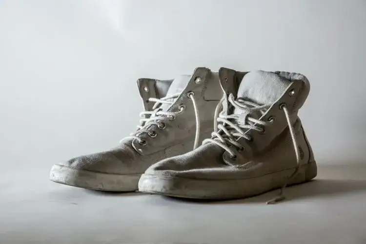 zniszczone zamszowe buty po przemoczeniu