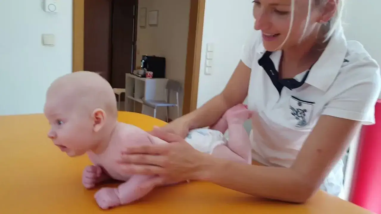 niemowlę ćwiczenia fizjoterapia asymetria
