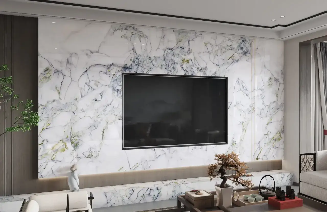 Elegancka ściana TV glamour z białego marmuru z niebieskimi i zielonymi żyłkami, tworząca luksusową oprawę dla nowoczesnego telewizora.