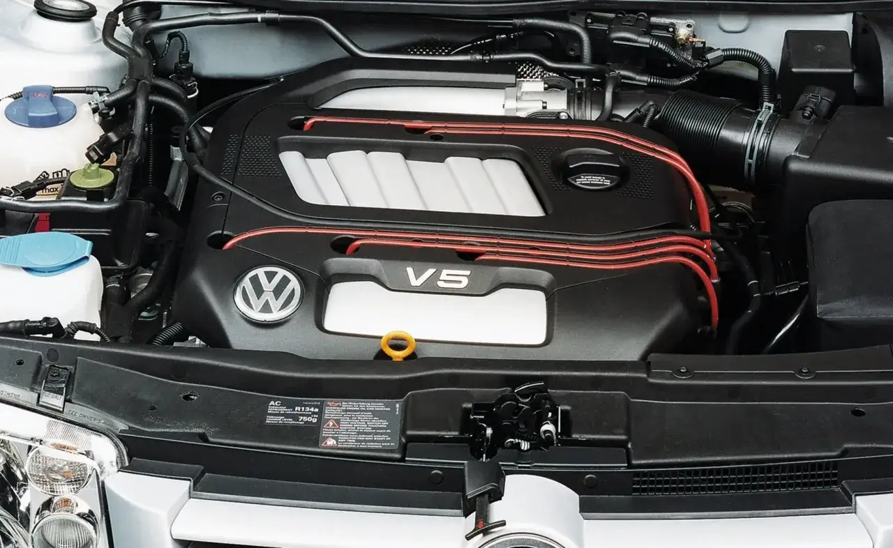 Silnik V5 Volkswagena, przykład niezniszczalnych silników benzynowych. Czerwone przewody zapłonowe dodają mu sportowego charakteru.