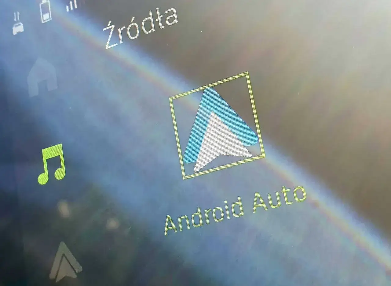 Ikona Android Auto na ekranie. Dowiedz się, jak zaktualizować Android Auto, aby korzystać z najnowszych funkcji.