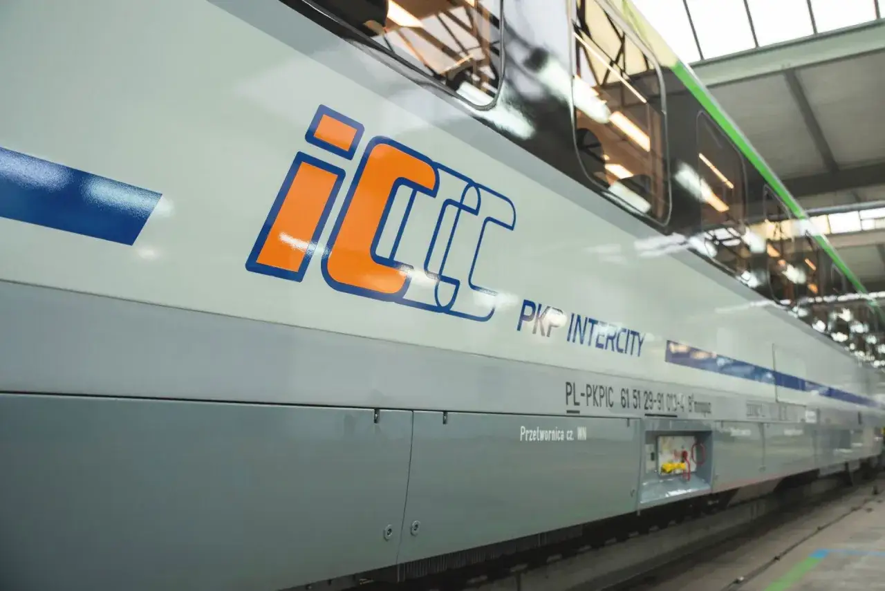 Nowy pociąg PKP Intercity gotowy do podróży z Krakowa do Wiednia.