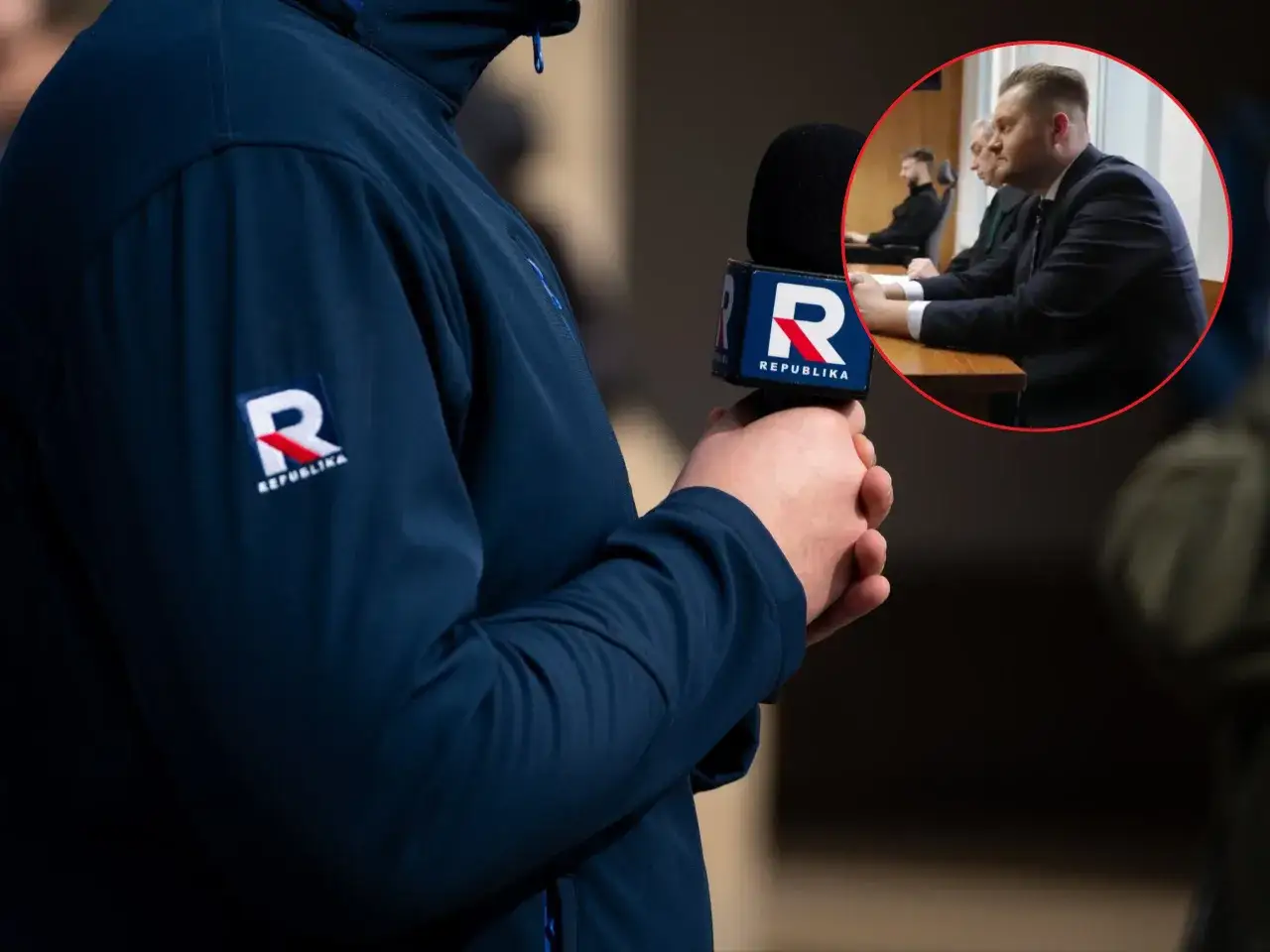 Michał Jelonek, dziennikarz, trzyma mikrofon z logo Republiki. W tle mężczyzna w garniturze.