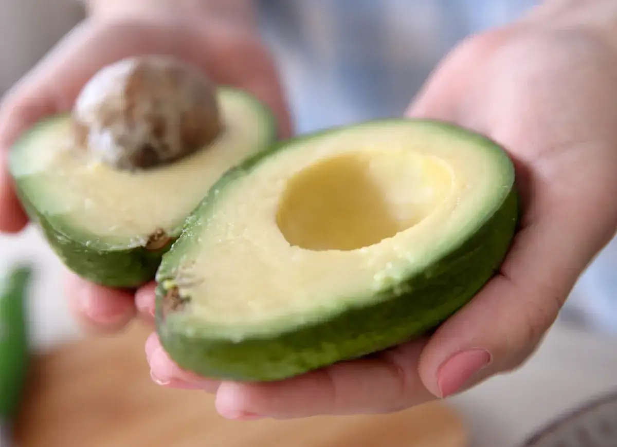 przekrojone awokado utlenianie